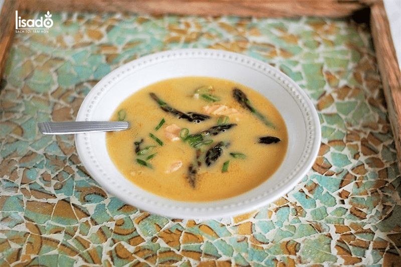 Cách nấu súp cá hồi măng tây cho bé